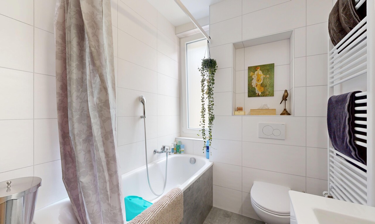 salle de bains avec chauffe-serviettes, radiateur, mur en carrelage, tile wall, et salle de bain complète