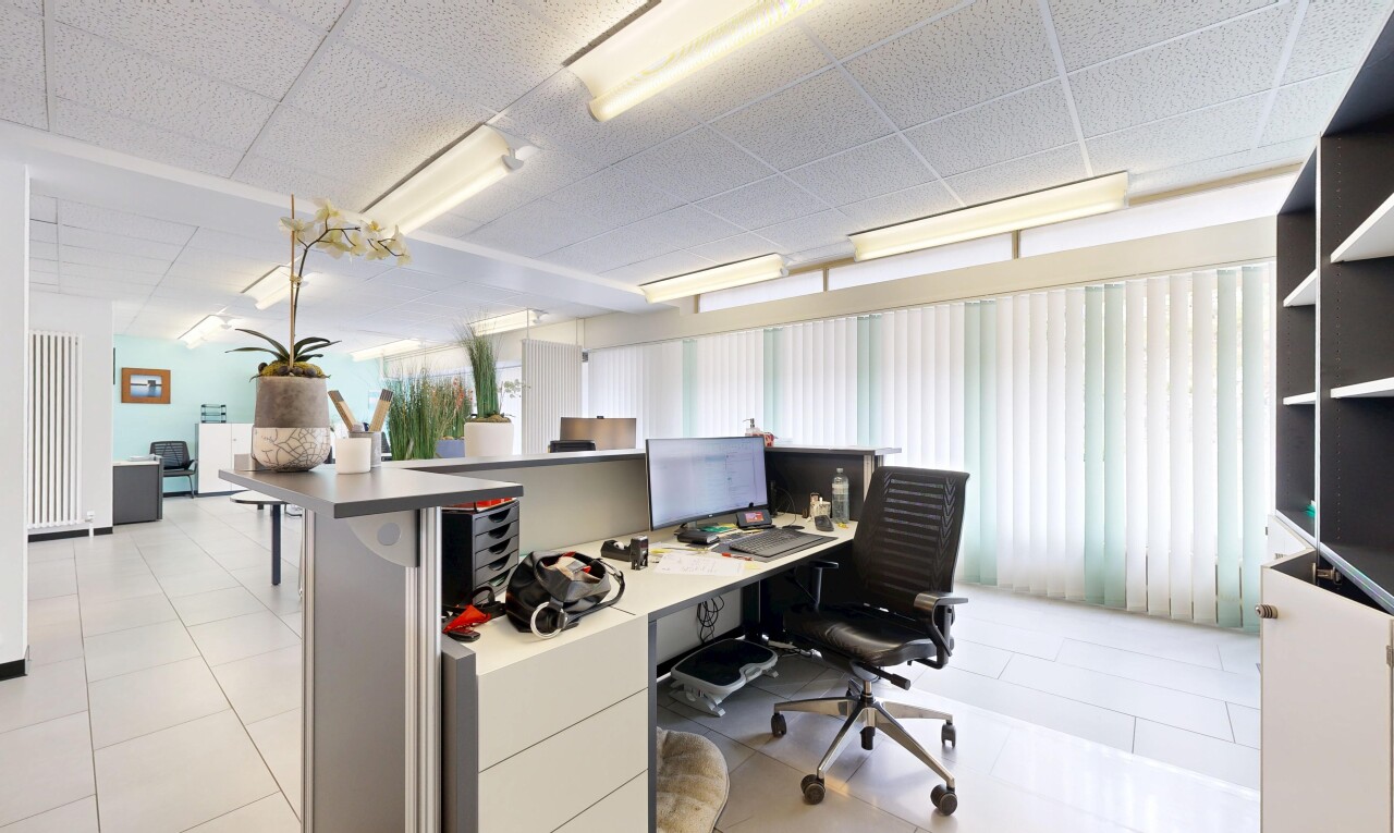 bureau avec light floor, inside community, espace bureau, tile floor, et télévision