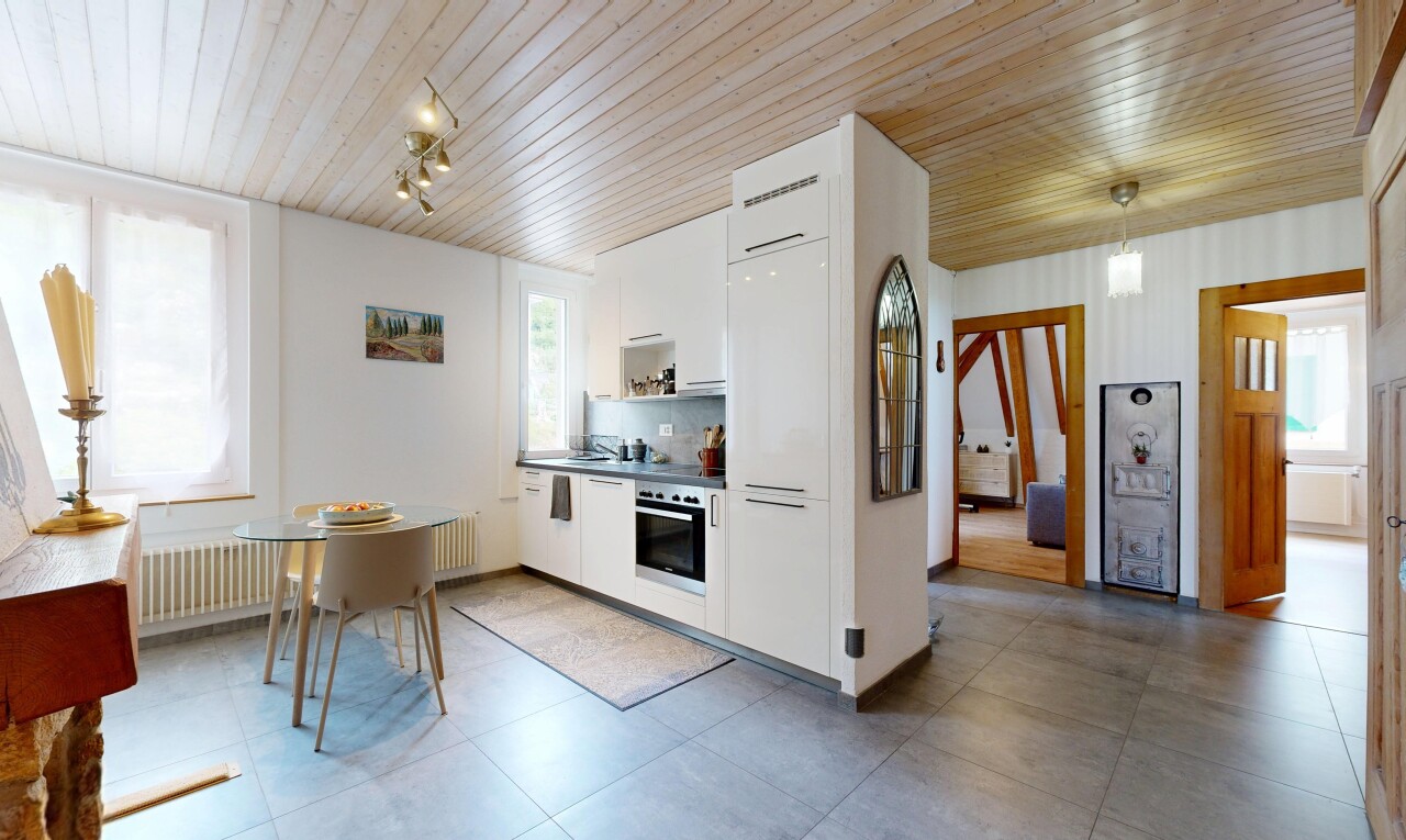 cuisine avec lumière naturelle, natural light, four, armoires blanches, et white cabinets