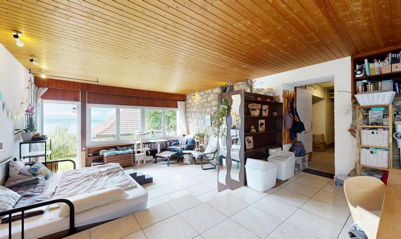 salon avec inside property, natural light, lumière naturelle, tile floor, et sol en carrelage