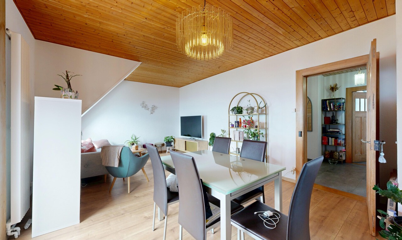 salle à manger avec drywall, cloison sèche, wood finish floor, sol en finition bois, et inside property