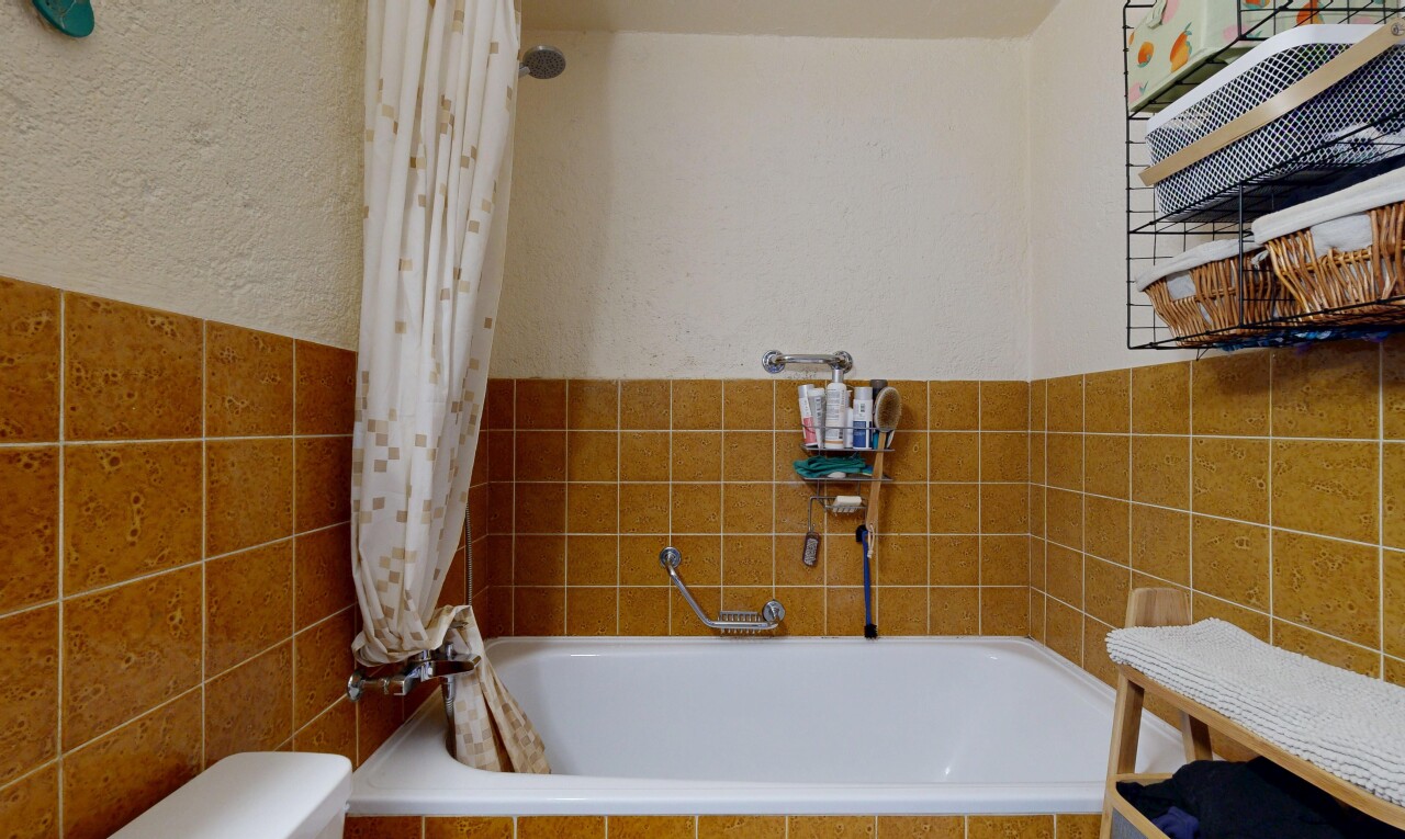 salle de bains avec salle de bain complète, inside property, tile wall, mur en carrelage, et textured wall
