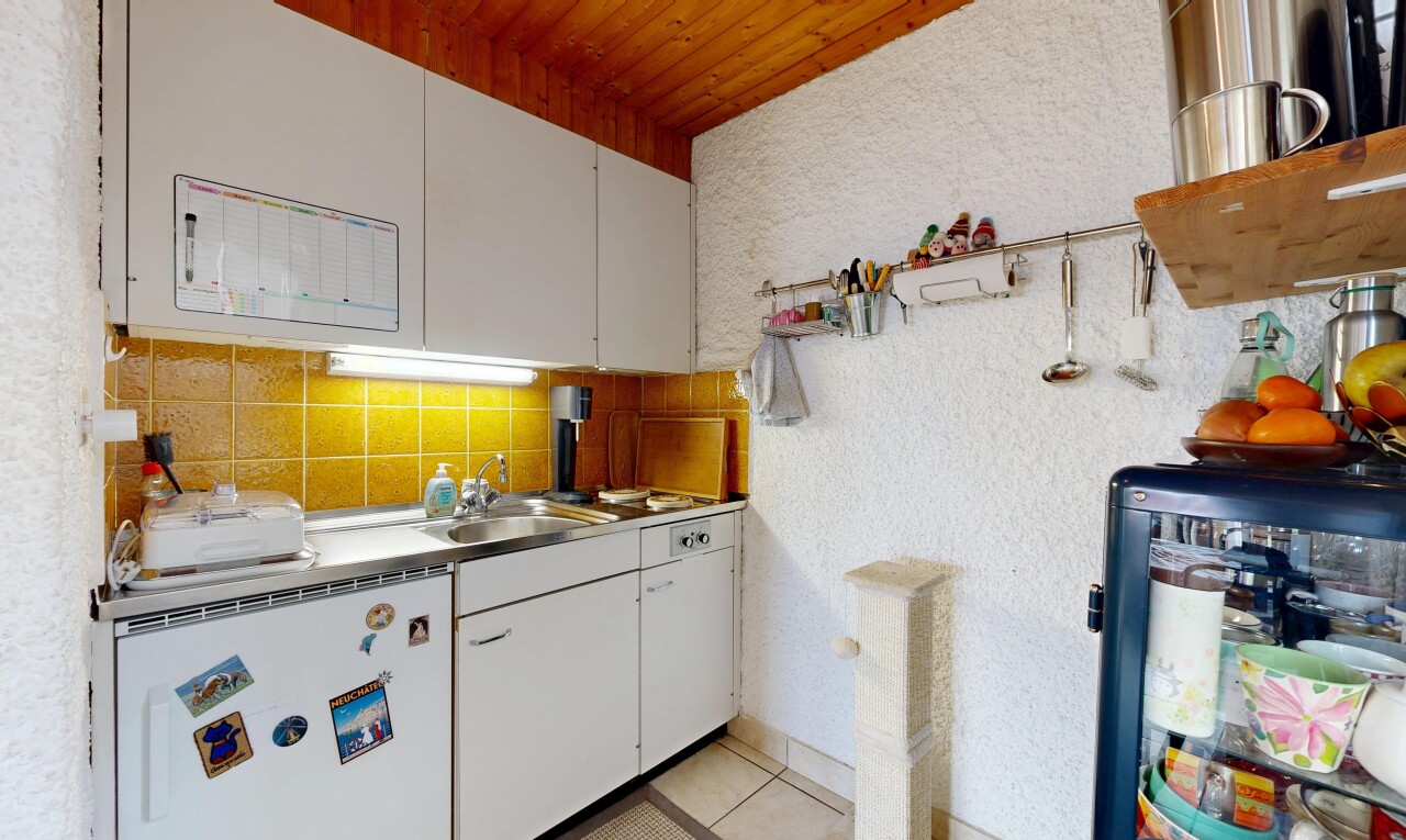 cuisine avec réfrigérateur, light floor, inside property, armoires blanches, et white cabinets