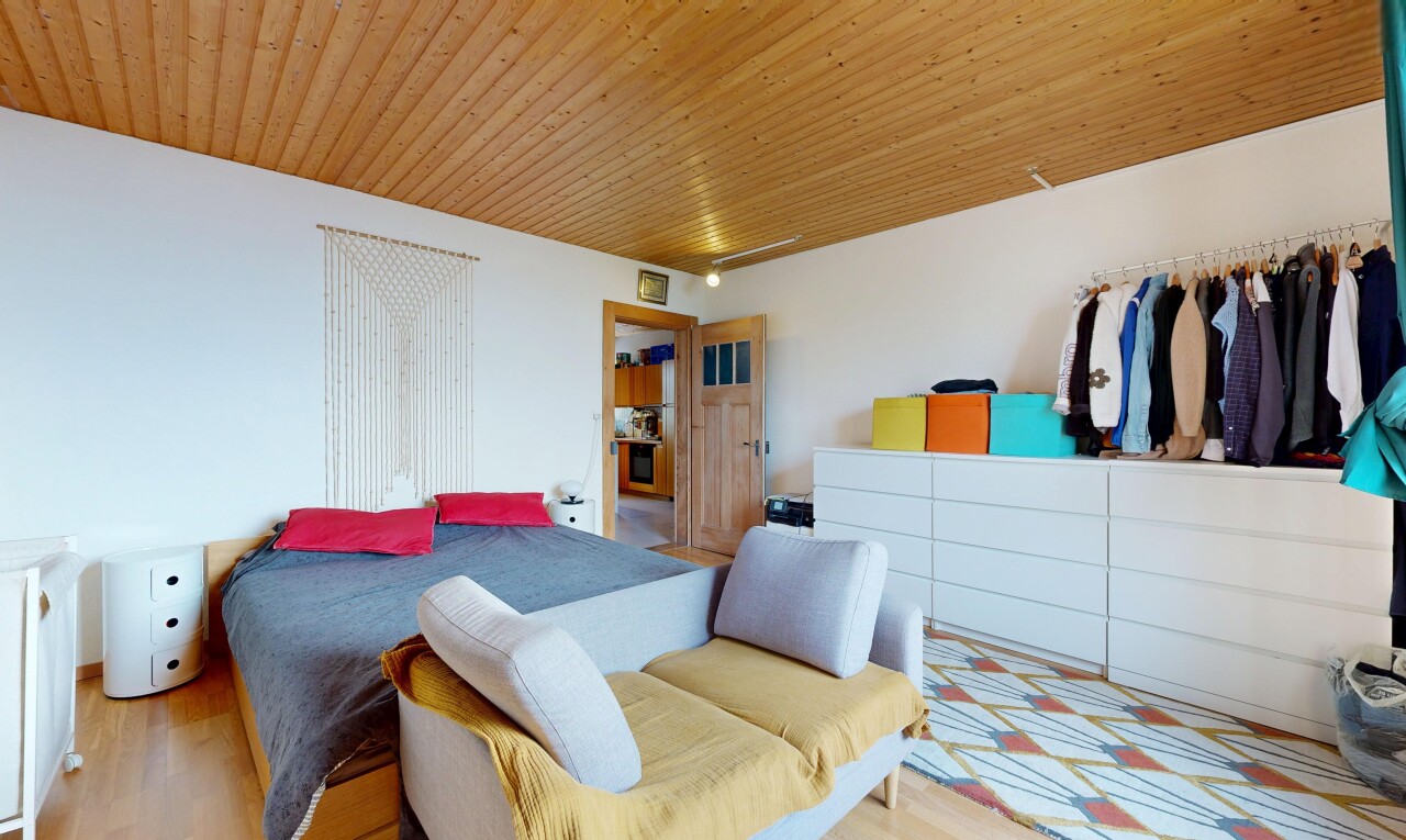 chambre avec cloison sèche, drywall, inside property, sol en finition bois, et wood finish floor