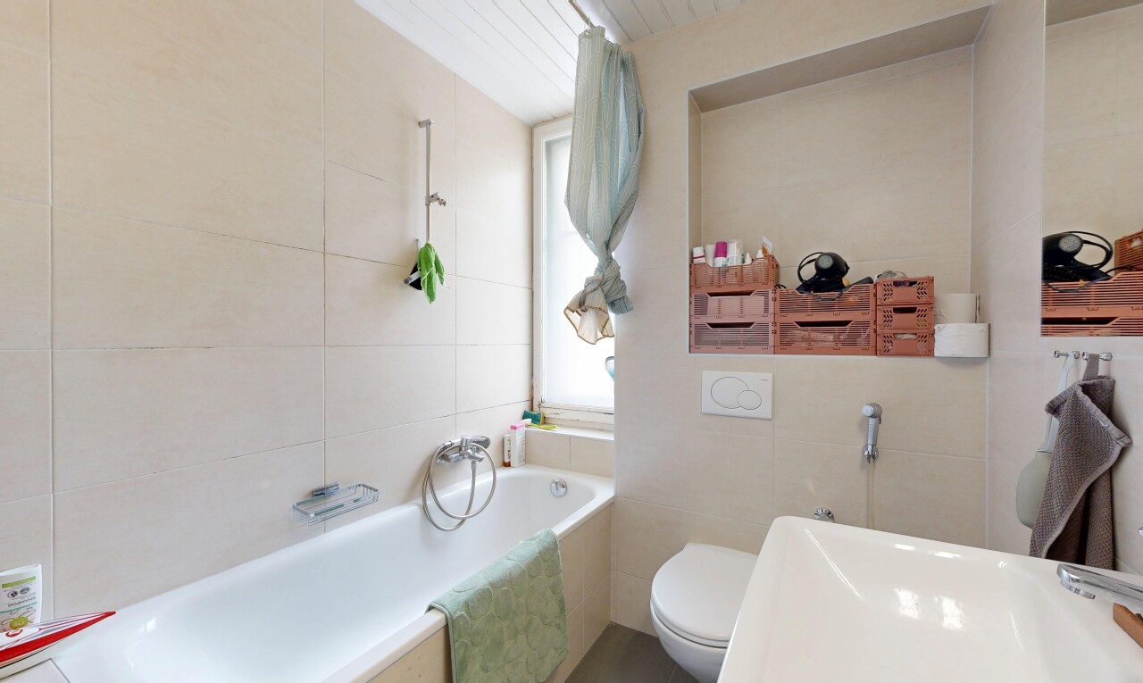 salle de bains avec tile wall, mur en carrelage, salle de bain complète, bain, et évier