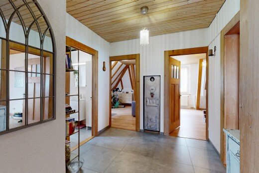halle / korridor mit inside property, natürliches licht, natural light, holzdecke, und wood ceiling