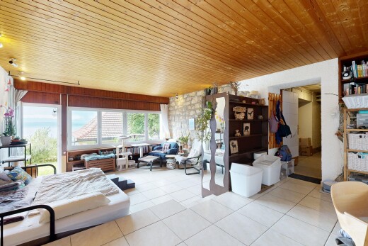 salon avec inside property, natural light, lumière naturelle, tile floor, et sol en carrelage