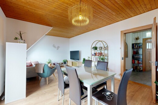 esszimmer mit drywall, gipskartonwand, wood finish floor, holzfußboden, und inside property