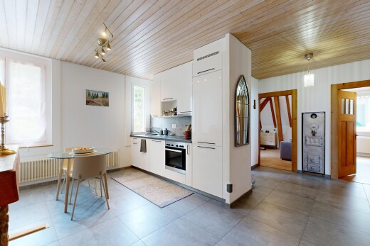 cuisine avec lumière naturelle, natural light, four, armoires blanches, et white cabinets