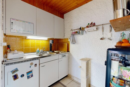 küche mit kühlschrank, light floor, inside property, weiße schränke, und white cabinets