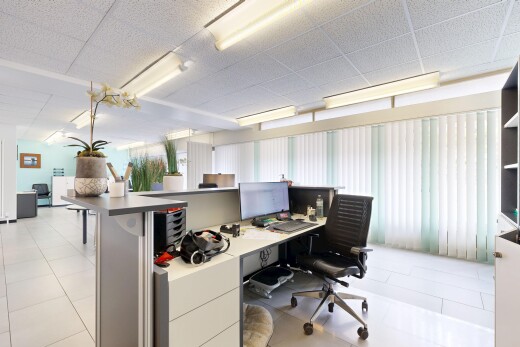 bureau avec light floor, inside community, espace bureau, tile floor, et télévision