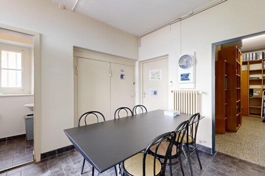 esszimmer mit gipskartonwand, drywall, inside property, kühler, und dark floor