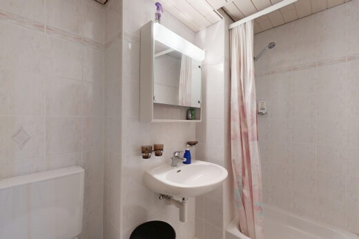 salle de bains avec mur en carrelage, tile wall, miroir, salle de bain complète, et douche-bain combinés