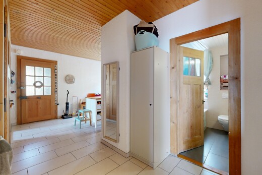 couloir avec wood ceiling, plafond en bois, drywall, cloison sèche, et inside property