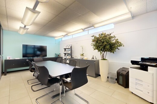 bureau avec cloison sèche, drywall, télévision, plafond suspendu, et drop ceiling