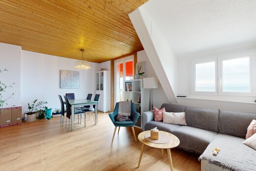 salon / salle à manger avec inside property, sol en finition bois, wood finish floor, plafond en bois, et wood ceiling