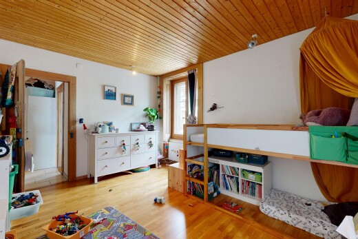 salon avec inside property, sol en finition bois, wood finish floor, lumière naturelle, et natural light