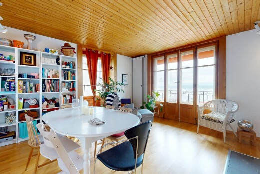 salle à manger avec cloison sèche, drywall, inside property, sol en finition bois, et wood finish floor