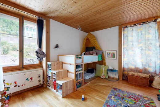 zimmer / schlafzimmer mit natural light, natürliches licht, wood finish floor, holzfußboden, und inside property