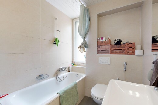 salle de bains avec tile wall, mur en carrelage, salle de bain complète, bain, et évier