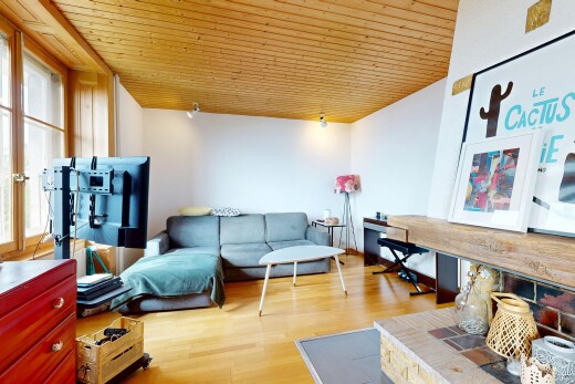 salon avec natural light, lumière naturelle, wood finish floor, sol en finition bois, et wood ceiling