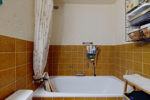 bad mit komplettes badezimmer, inside property, tile wall, fliesenwand, und textured wall