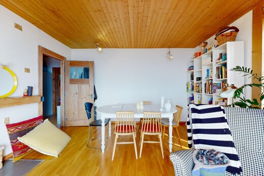 wohn- / esszimmer mit inside property, holzfußboden, wood finish floor, gipskartonwand, und drywall