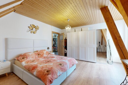 zimmer / schlafzimmer mit gipskartonwand, drywall, holzfußboden, wood finish floor, und inside property