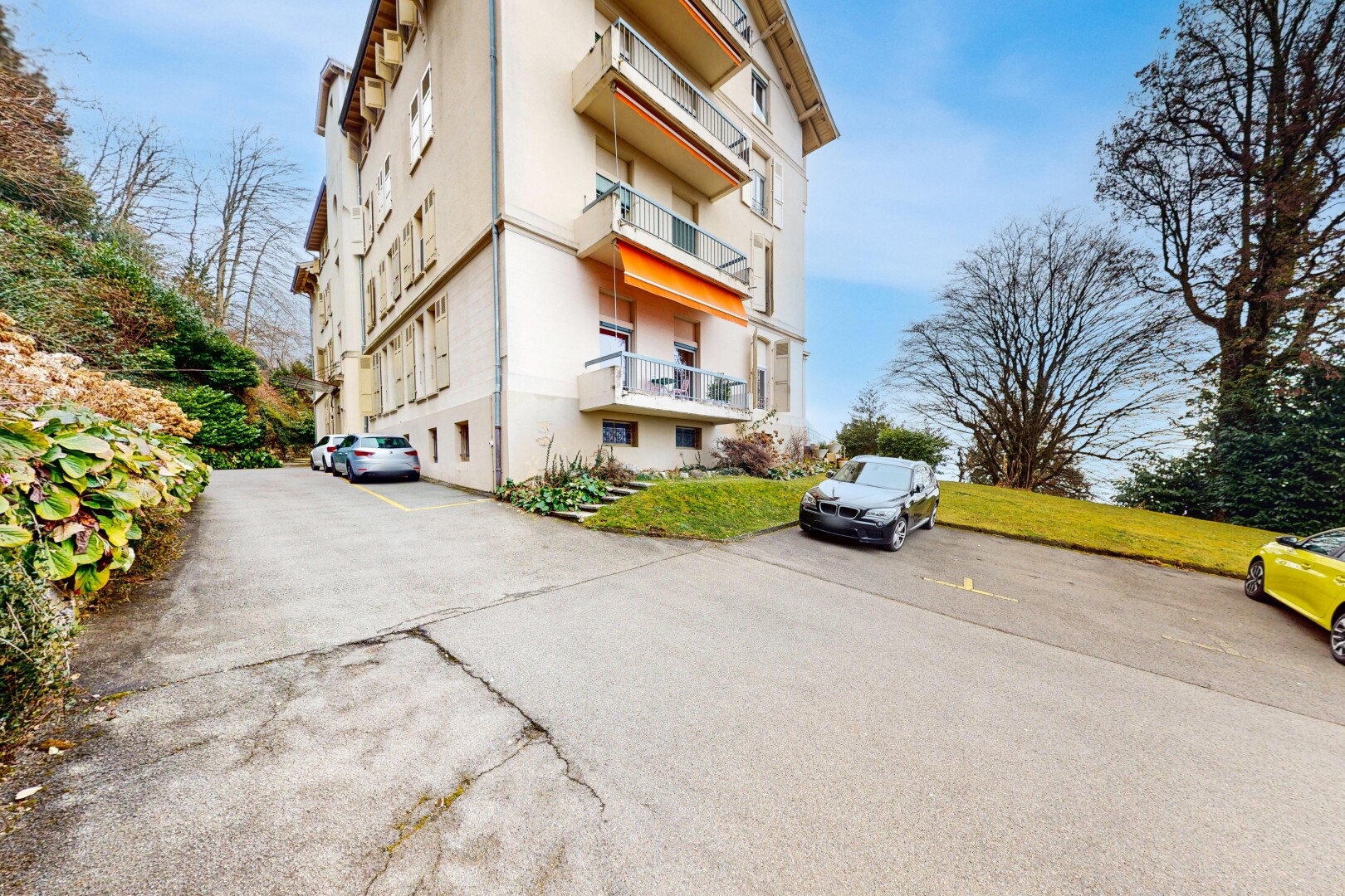 view of apartment building / complex
