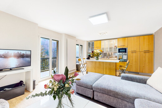 wohnzimmer mit fernseher, inside property, natural light, natürliches licht, und drywall