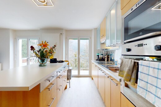 cuisine avec four, micro-ondes, lumière naturelle, natural light, et inside property