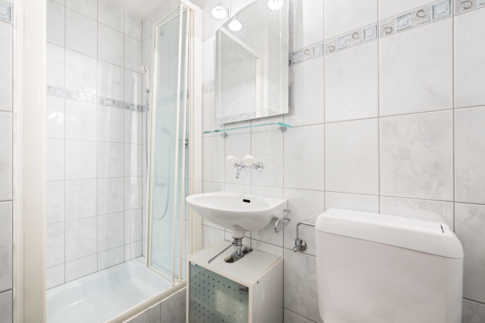 bad mit fliesenwand, tile wall, dusche, spiegel, und komplettes badezimmer