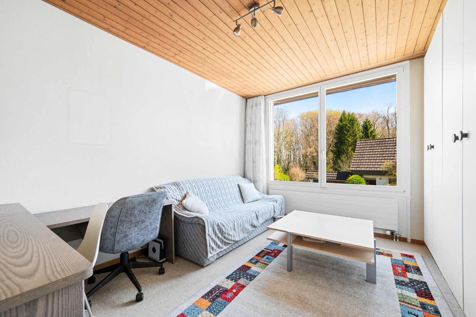 wohnzimmer mit holzdecke, wood ceiling, day time, gipskartonwand, und drywall