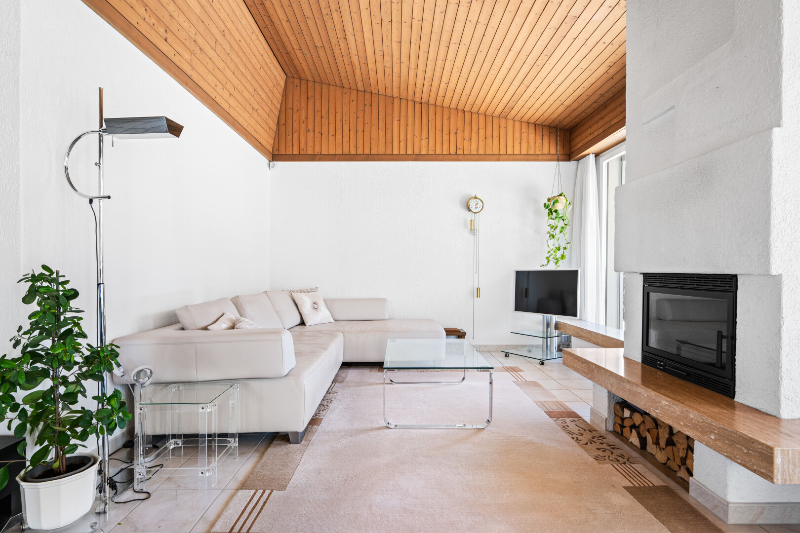 wohnzimmer mit wood ceiling, holzdecke, inside property, vaulted ceiling, und dachschräge