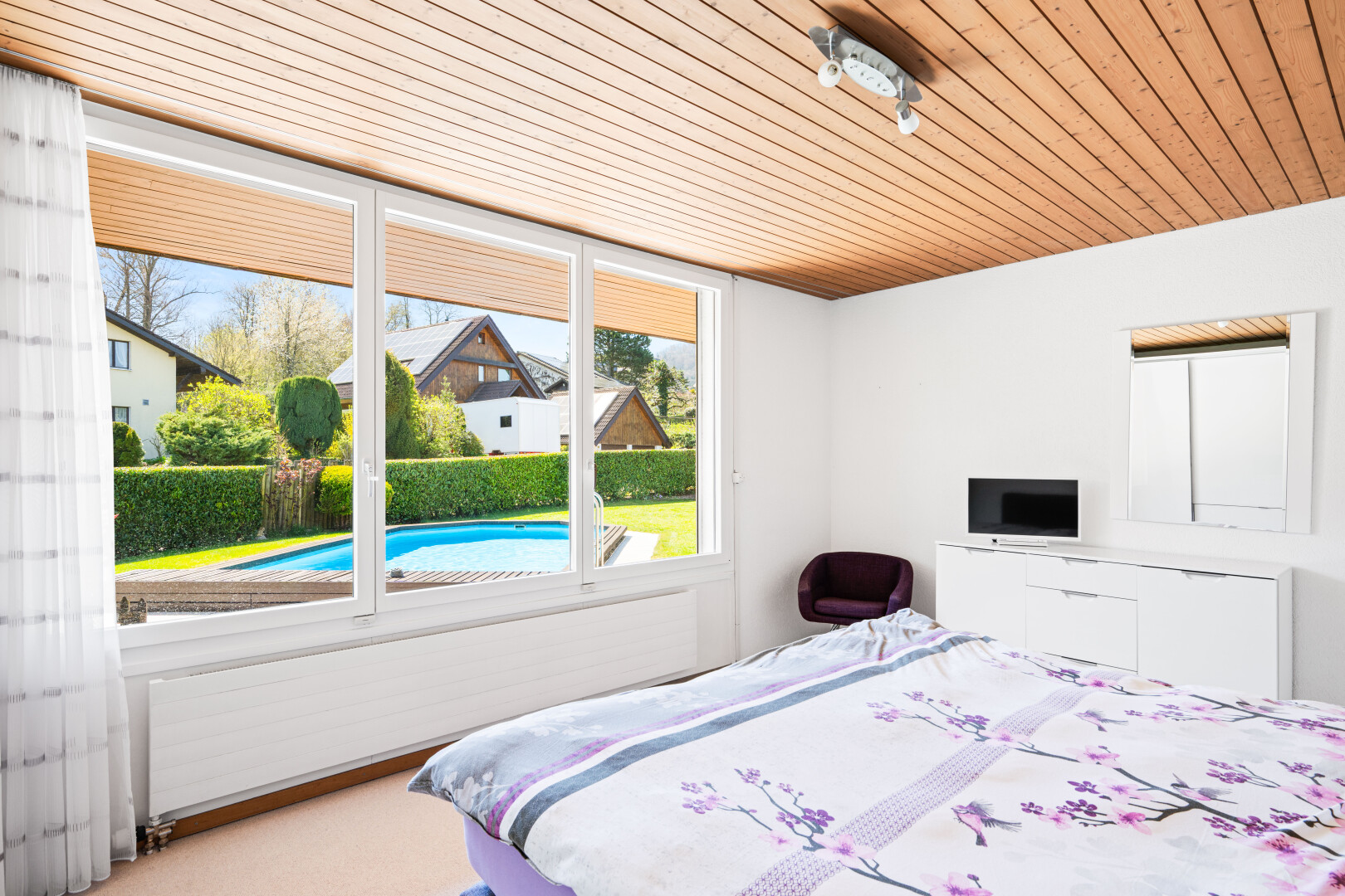 zimmer / schlafzimmer mit gipskartonwand, drywall, holzdecke, wood ceiling, und natürliches licht