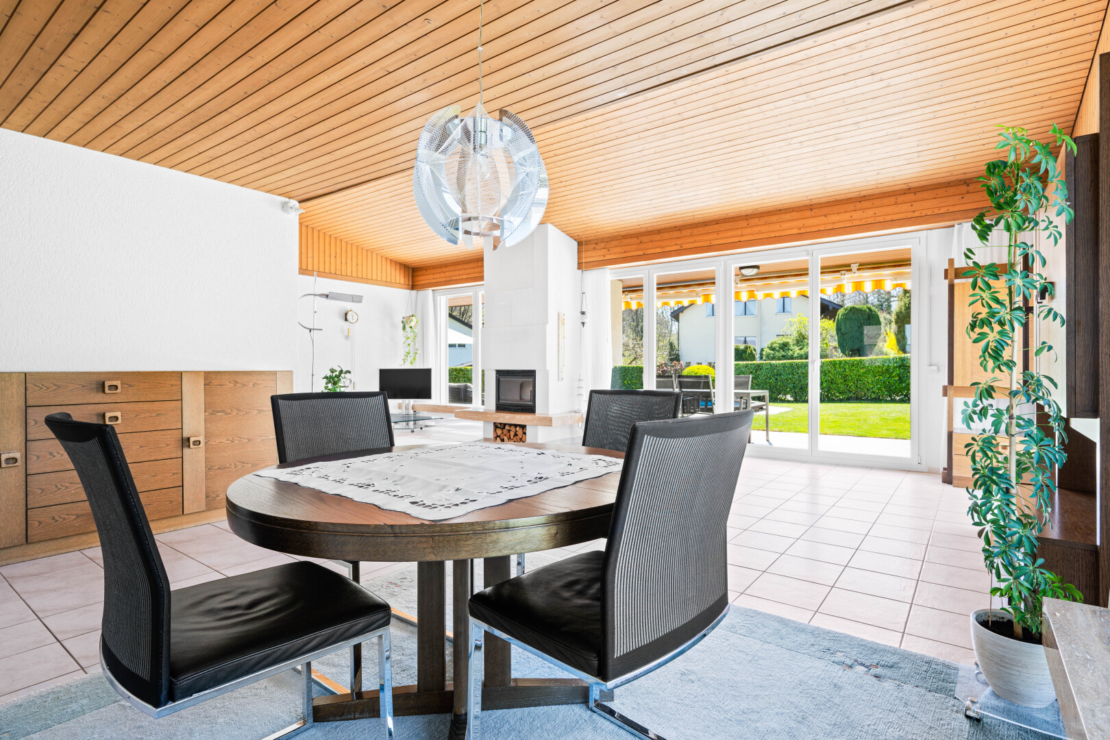 terrasse mit essbereich im freien, inside property, und kamin