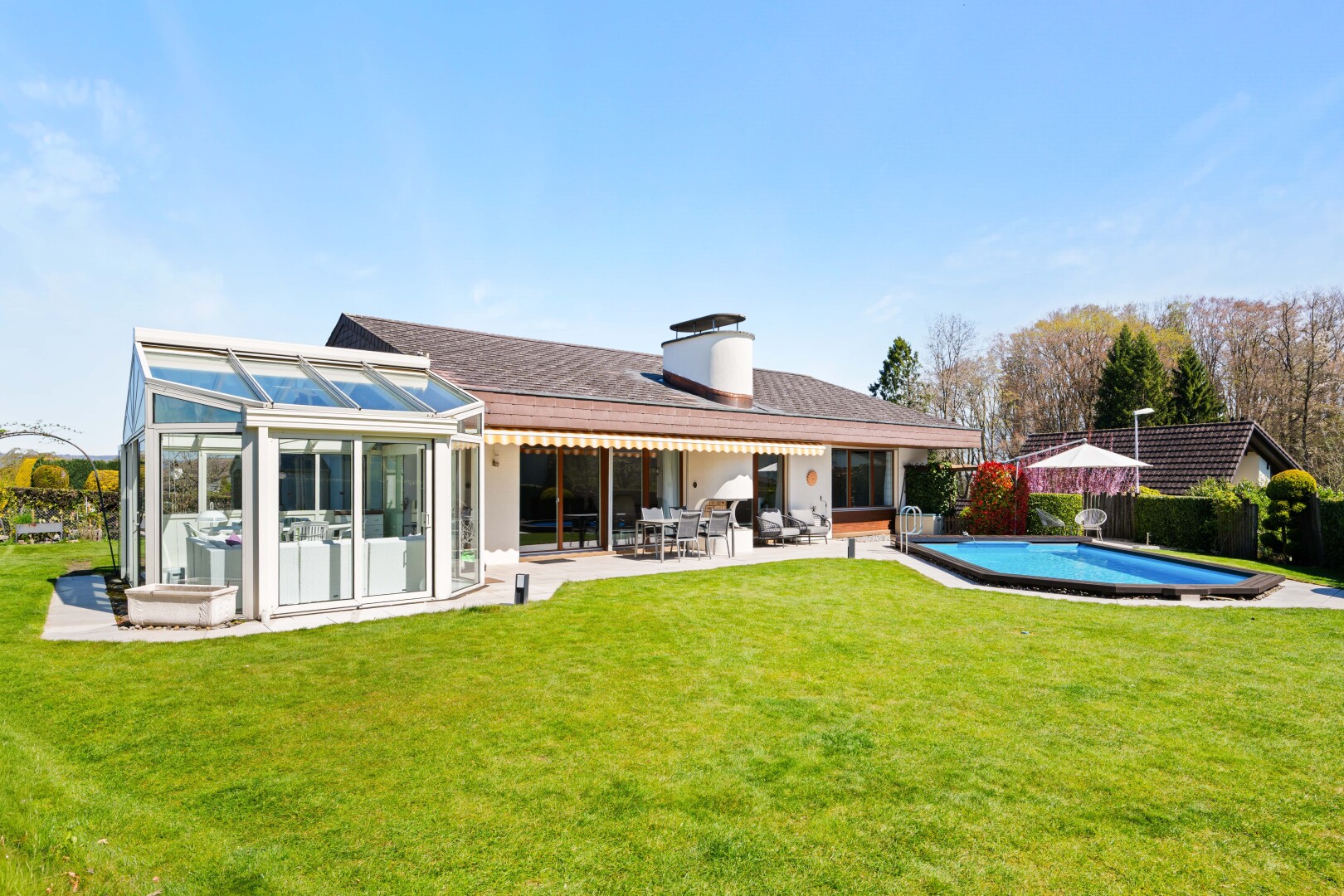 außenansicht mit terrasse, wintergarten, from property, schwimmbad, und day time