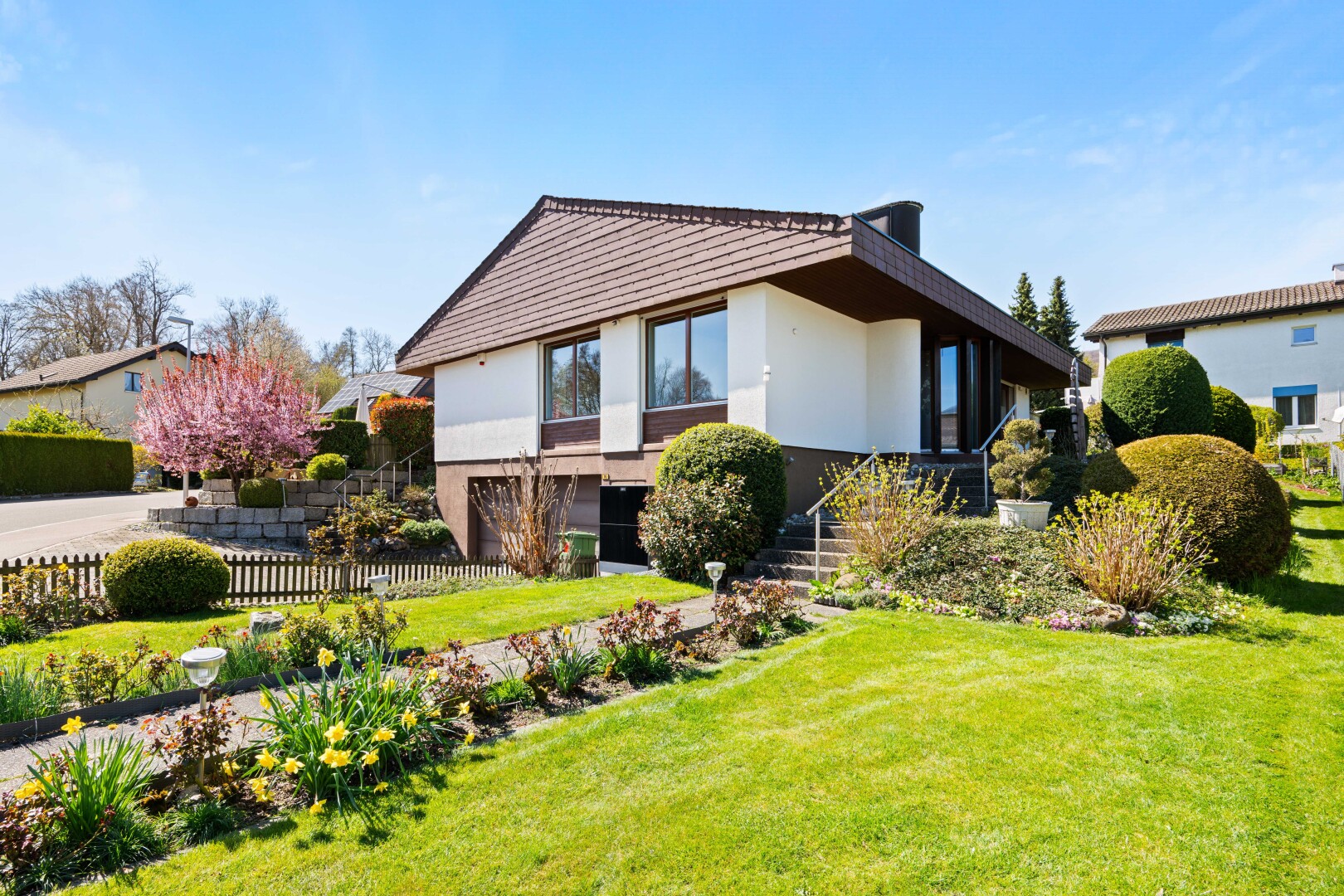 garten mit rasen, day time, property visible, zaun, und treppen