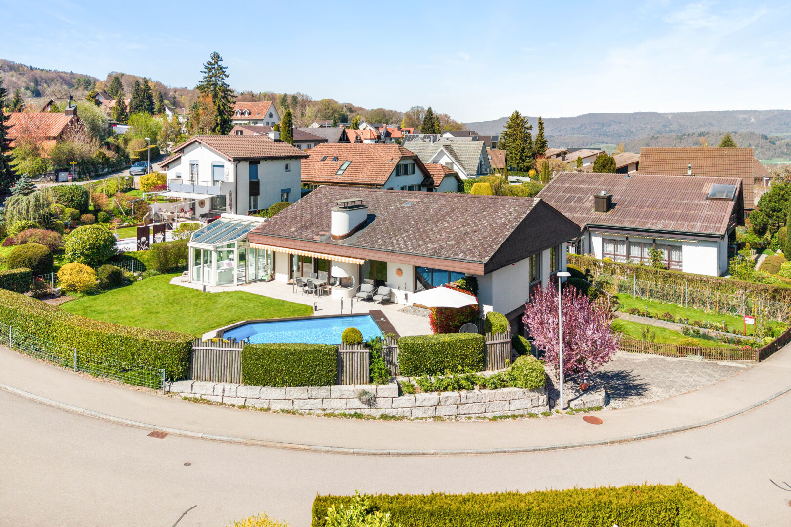 außenansicht mit zaun, terrasse, day time, schwimmbad, und wohngebietblick