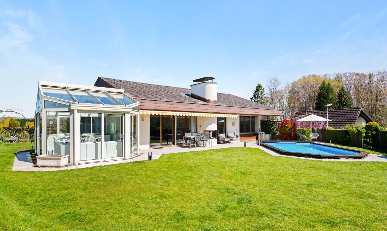 façade avec terrasse, véranda, from property, piscine, et day time