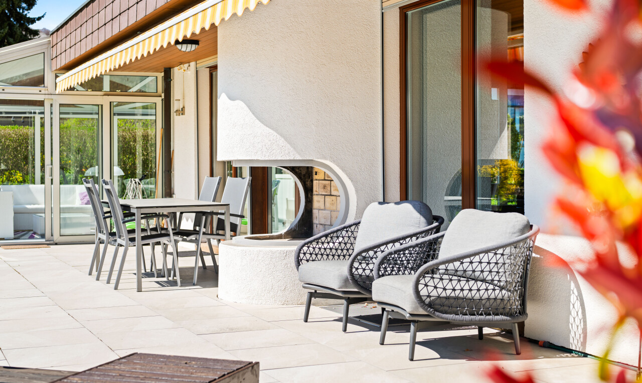 terrasse avec auvent, coin repas extérieur, terrasse, from property, et day time