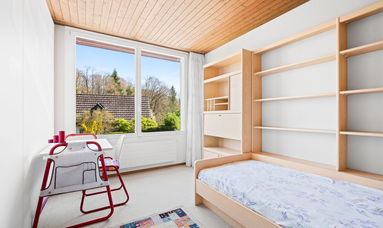 chambre avec plafond en bois, wood ceiling, day time, inside property, et moquette