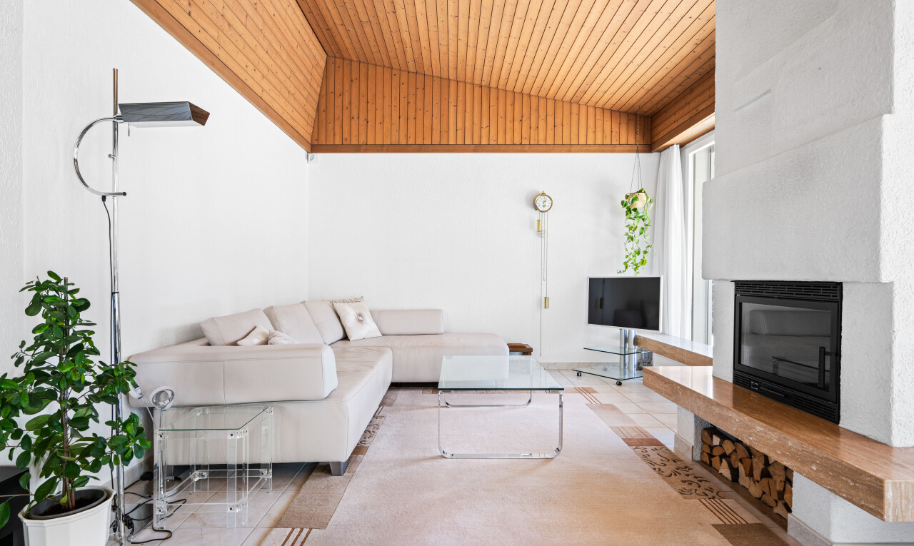 wohnzimmer mit wood ceiling, holzdecke, inside property, vaulted ceiling, und dachschräge