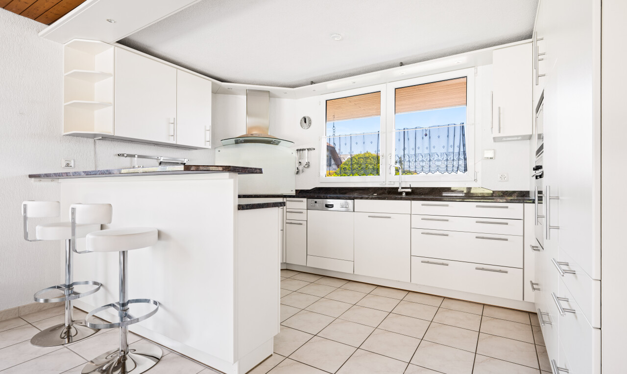 küche mit offene regale, open shelves, weiße schränke, white cabinets, und arbeitsplatten