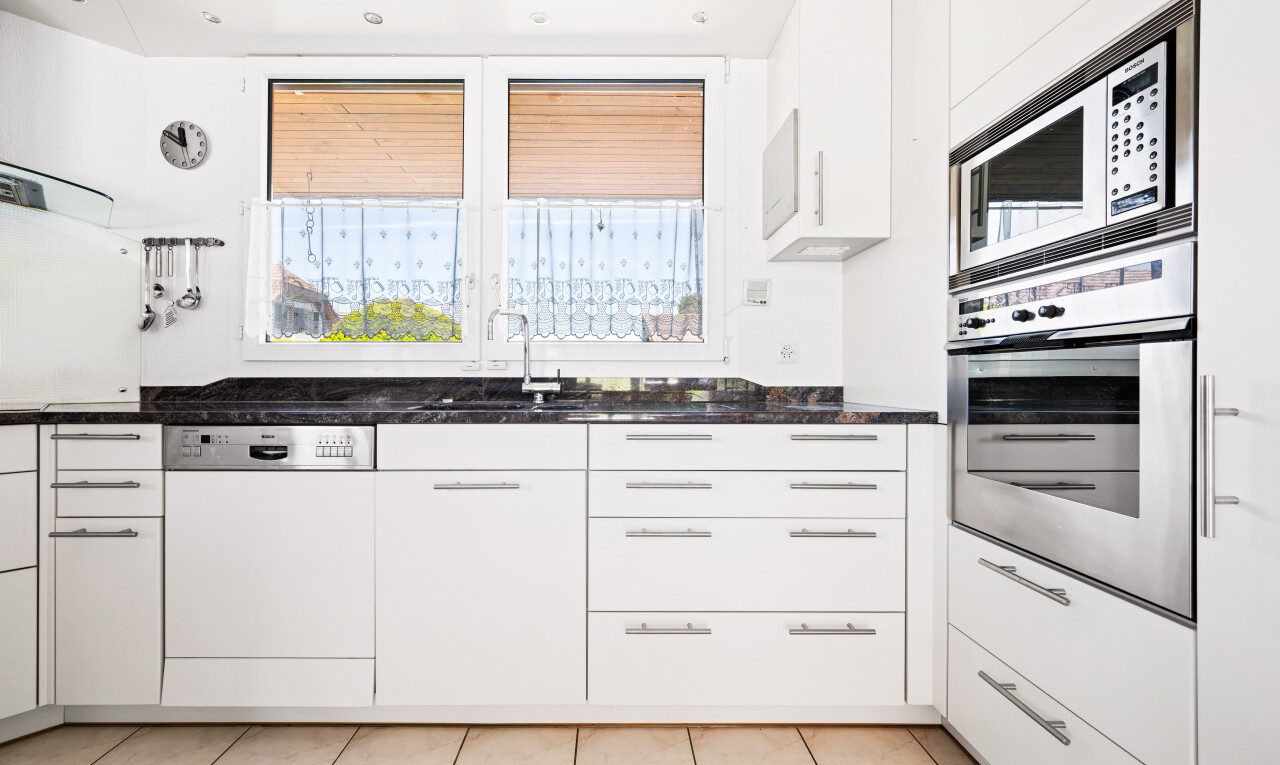 küche mit ofen, white cabinets, weiße schränke, dark countertops, und light floor