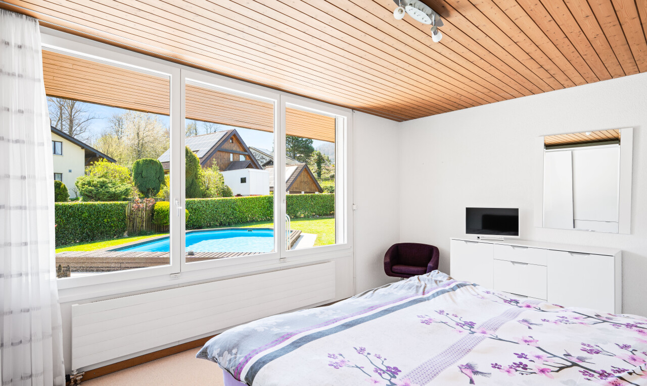 chambre avec cloison sèche, drywall, plafond en bois, wood ceiling, et lumière naturelle