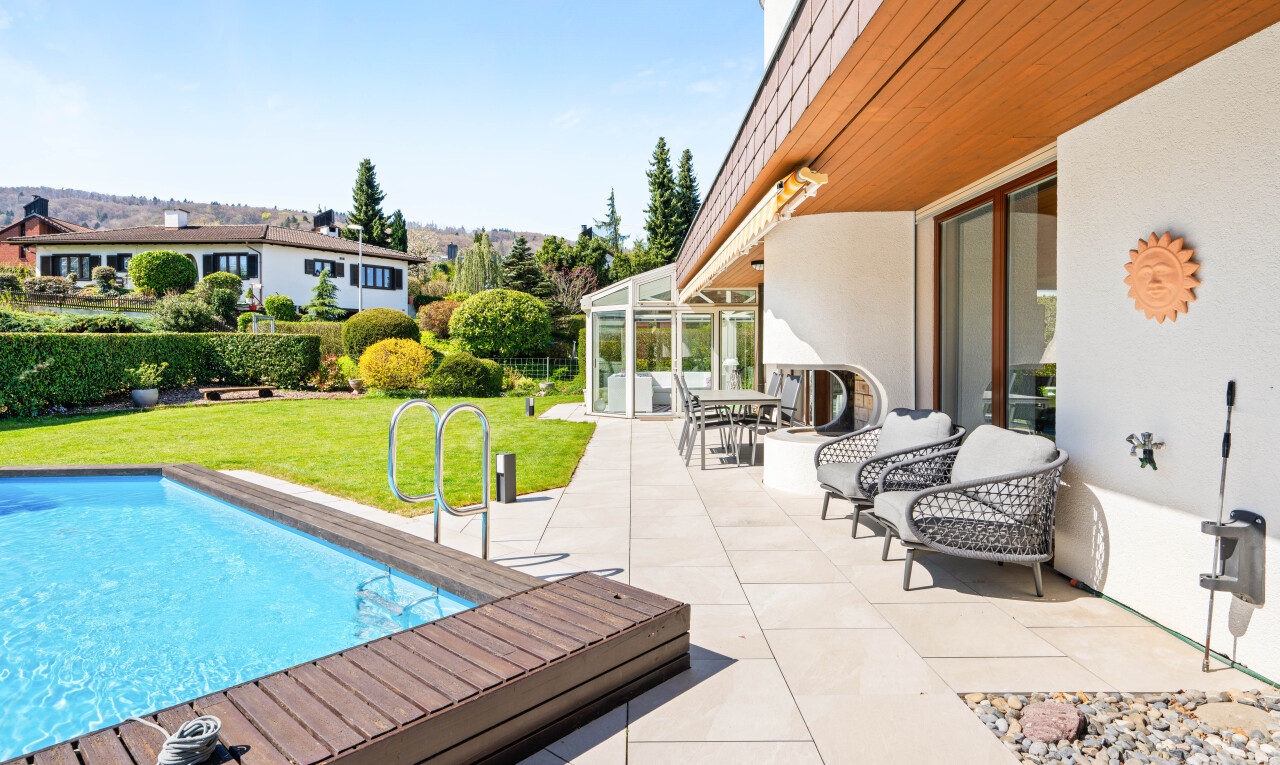 schwimmbad mit from property, rasen, terrasse, schwimmbad, und day time