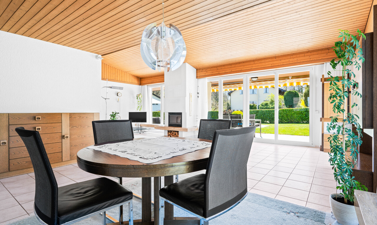terrasse avec coin repas extérieur, inside property, et cheminée