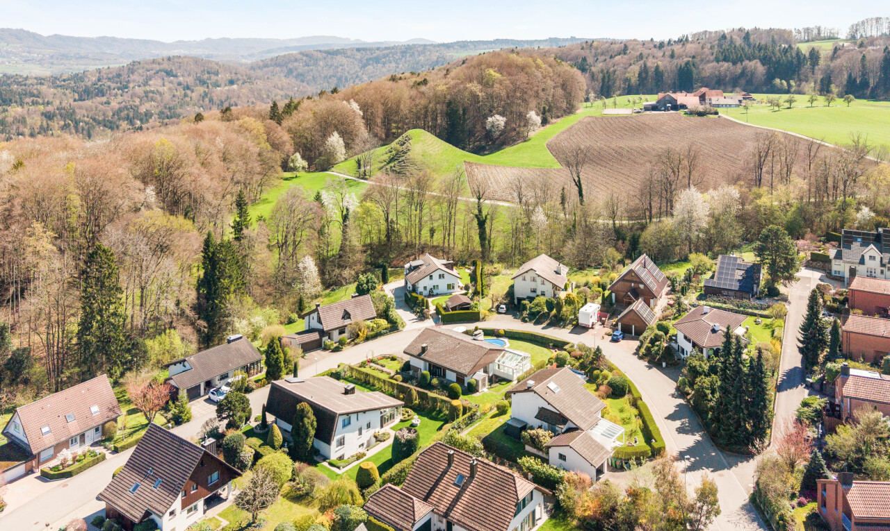 vue sur la montagne avec day time, aerial view, vue résidentielle, et residential view
