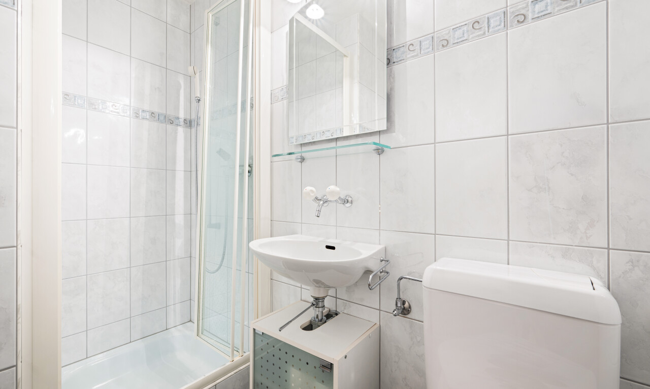 bad mit fliesenwand, tile wall, dusche, spiegel, und komplettes badezimmer